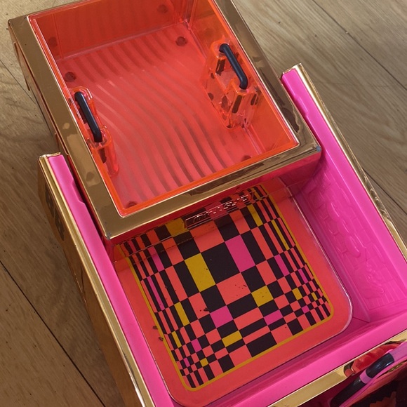 L.O.L doll Surprise Car-Pool Coupe - Picture 3 of 5